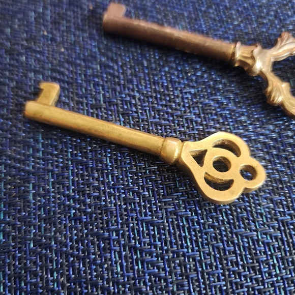 Vintage Pair Of 2 Gold Brass Ornate Skeleton Keys Art Nouveau - Picture 2 of 8